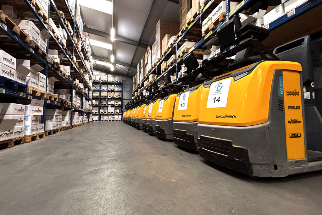 De 14 nieuwe orderpicktrucks in het magazijn van A.S.F. Fischer