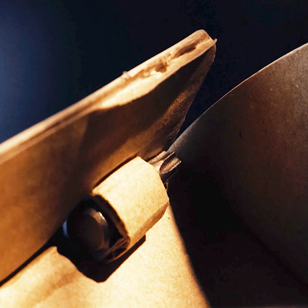 Vanaf nu zit de meegeleverde schroefbit niet meer in een plastic verpakking, los in de doos. In de uitschuifbare flap van de doos is speciaal een uitsparing gemaakt om het schroefbit makkelijk bereikbaar te maken tijdens het openen van de doos.